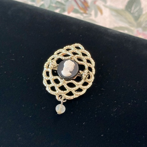 Vintage Black & White Cameo Dangle Brooch Set in Gold Tone Victorian Revival - Picture 7 of 8